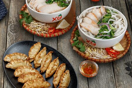 Набор: фо га (2 шт.), гёдза с креветками и курицей (12 шт.)