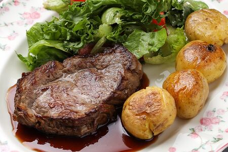 Стейк из ростбифа с картофелем беби и гранатовым соусом