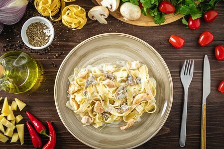 Паста с курицей и грибами