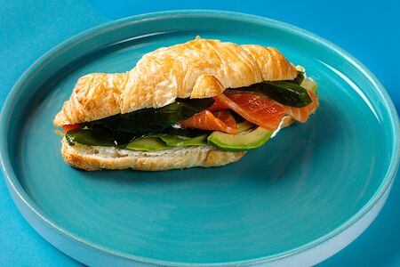 Круассан с лососем и авокадо