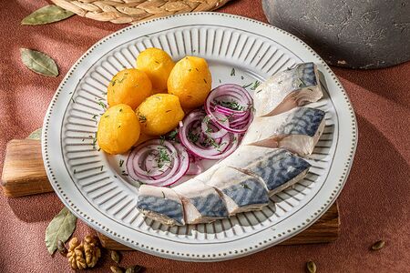 Скумбрия маринованная с картофелем и луком
