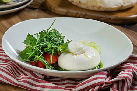 Буррата со спелыми томатами