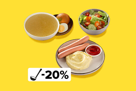 Сытный обед с деревенским салатом и сосисками