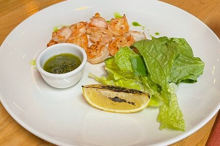 Креветки на гриле с фисташковым песто