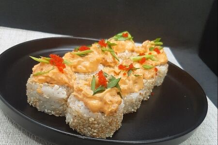 Ролл с тартаром из свежего лосося в соусе спайси