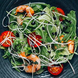 Салат с рукколой и креветками