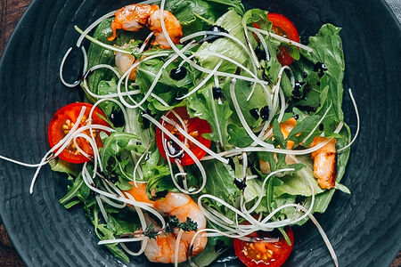 Салат с рукколой и креветками