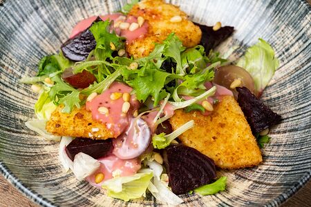 Салат со свеклой и хрустящим сыром