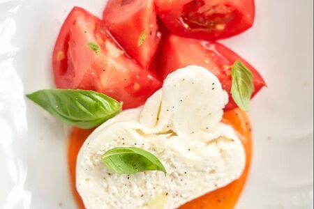 Буррата с томатами