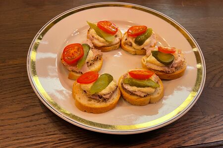 Бутерброды с бужениной и огурцом