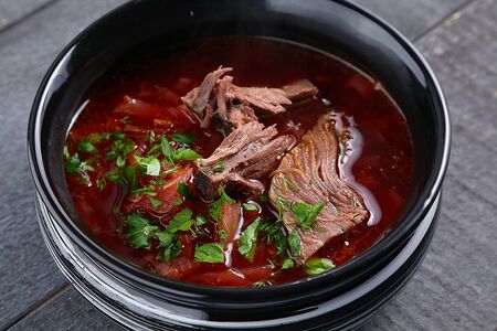 Борщ с говядиной и сметаной