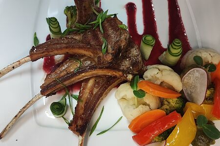 Корейка ягненка в малиново-имбирном соусе