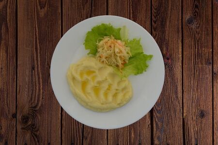 Картофельное пюре с салатом из свежей капусты