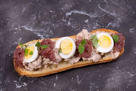 Эклер с тунцом и перепелиным яйцом