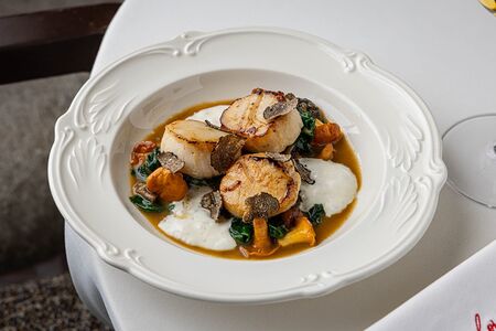 Гребешок Сен-Жак с велюте из грибов