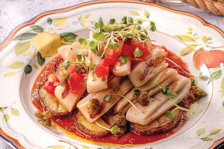 Кальмар гриль с печёным картофелем