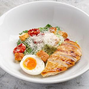 Салат Цезарь с курицей