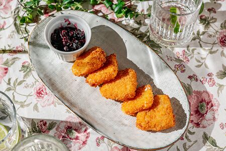 Жареный сыр Моцарелла с ягодным соусом