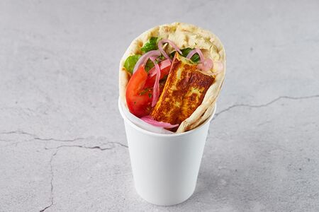 Гирос с авокадо и халуми