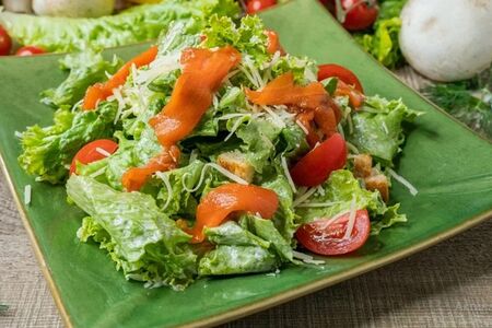 Салат Цезарь с лососем