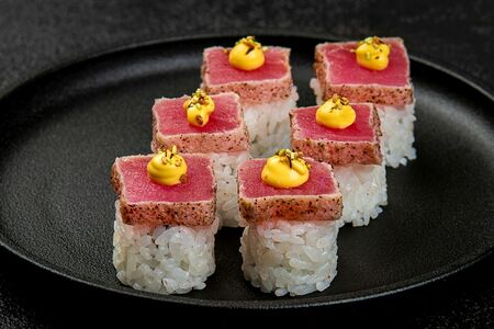 Ролл с опаленным тунцом и соусом манго