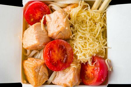 Паста с лососем и томатами