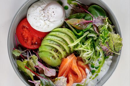 Киноа с мятным йогуртом, форелью слабой соли и авокадо