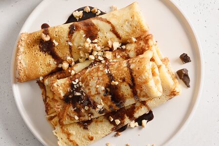 Блины с пастой из орехов и какао