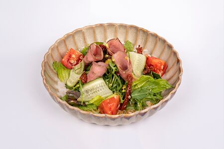 Салат с ростбифом и вялеными помидорами