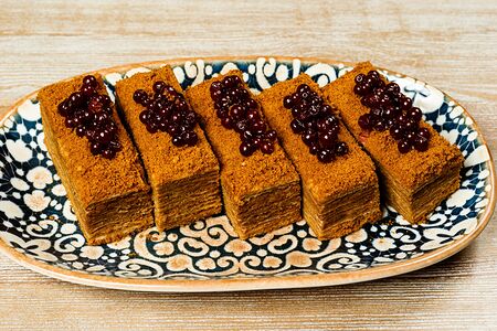 Медовик с брусникой