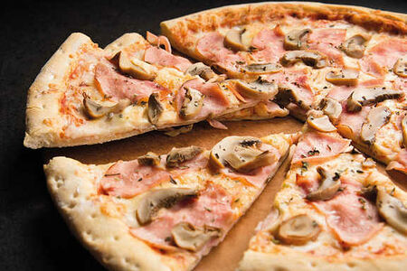 С ветчиной и грибами большая