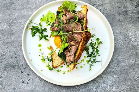 Круассан с ростбифом и яйцом