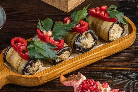 Рулетики из баклажанов, фаршированные ореховой начинкой
