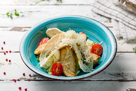 Салат Цезарь с курицей