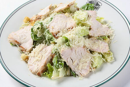 Салат Цезарь с куриным филе гриль