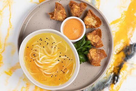 Куриный суп с вонтонами