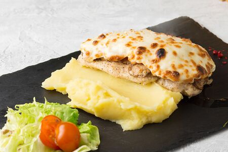 Куриное филе, запеченное с грибами