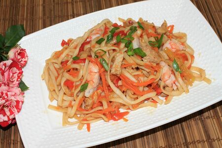 Лапша Wok со свининой с креветкой в устричном соусе