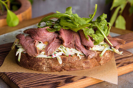 Брускетта с ростбифом