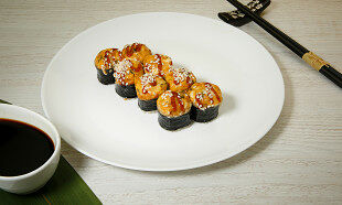 Гриль ролл маки с окунем острый 8 шт