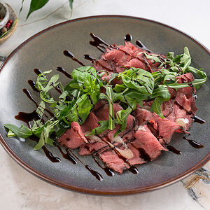 Ростбиф с руколой и пармезановым соусом