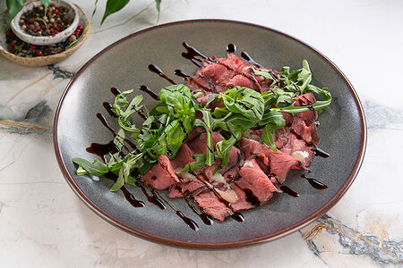 Ростбиф с руколой и пармезановым соусом