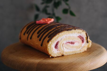 Рулет клубничный