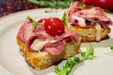 Брускетта с ростбифом