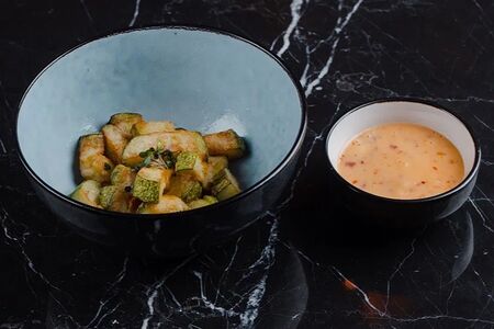 Кабачок фри с соусом сливочный чили