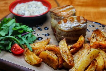 Медальоны из свиной вырезки под грибным соусом