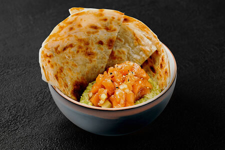 Тартар из лосося с лепешкой роти