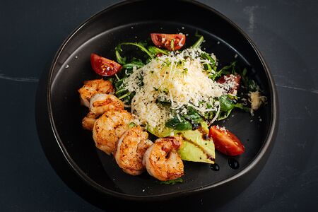 Салат с рукколой, креветками и авокадо