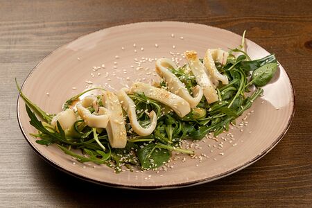 Салат с кальмарами