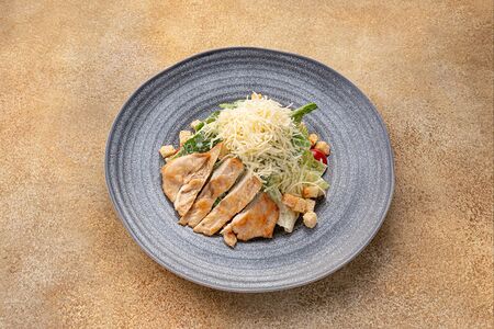 Салат Цезарь с курицей